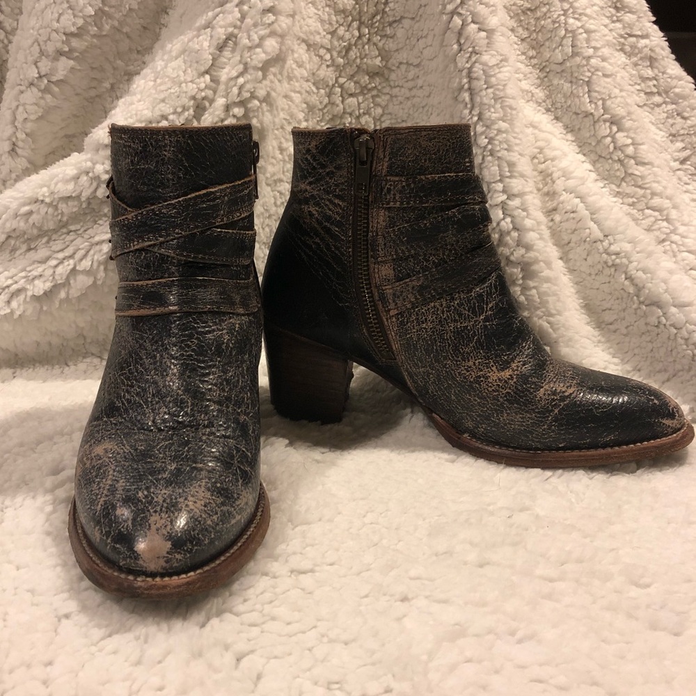 BED STU Begin Harness Bootie (distressed black)